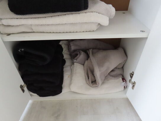 Div. møbler og vogne med indhold