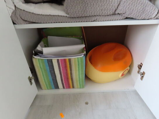 Div. møbler og vogne med indhold