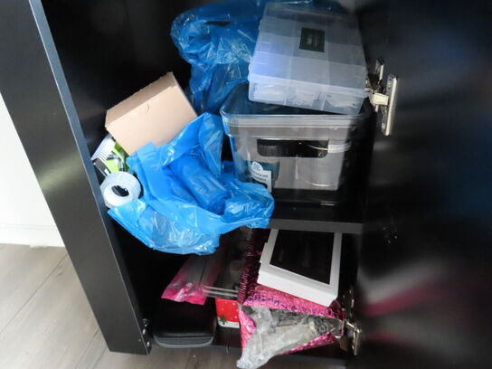 Behandlerbord, stol og reol med indhold