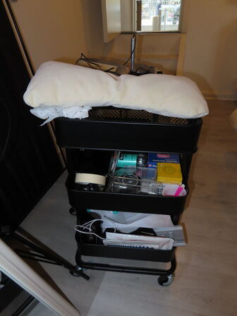 LOT Ændret! Div. møbler og vogne med indhold