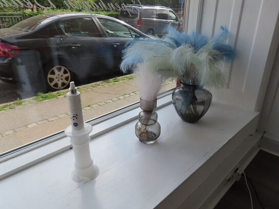 Div. udstillings genstande og glashylder