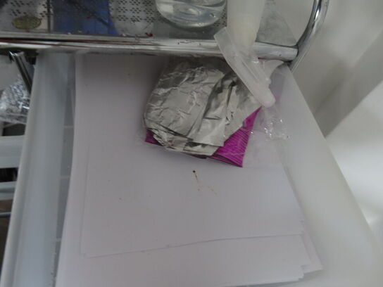 Behandlerbord, stol, skammel og vogne med indhold