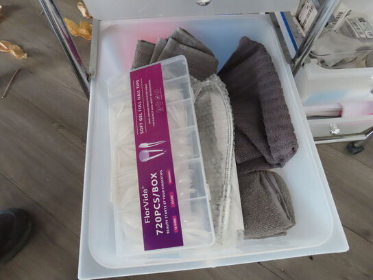 Behandlerbord, stol, skammel og vogne med indhold