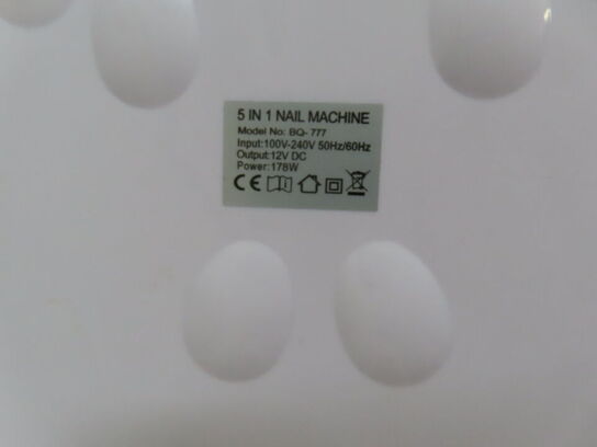 Behandlerbord, stol, skammel og vogne med indhold