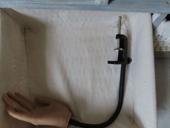 Div. møbler og vogne med indhold