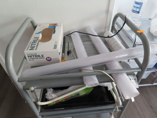 Behandlerbord, stol, skammel og vogne med indhold