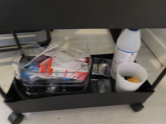 LOT Ændret! Div. møbler og vogne med indhold