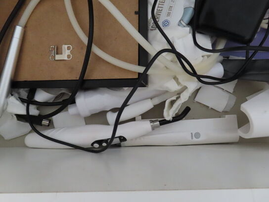 Div. møbler og vogne med indhold