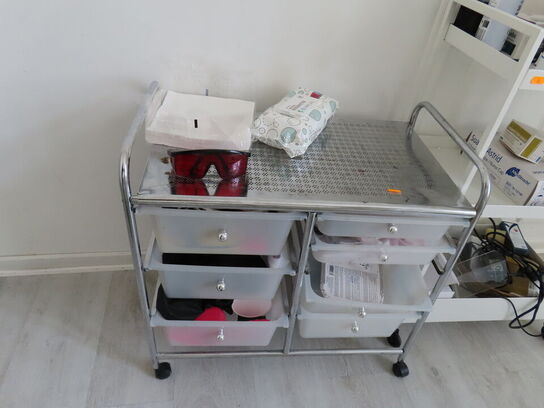 Div. møbler og vogne med indhold