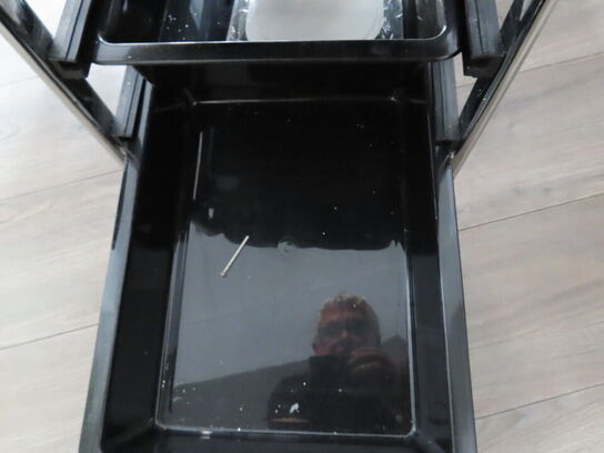 Behandlerbord, stol, skammel og vogne med indhold