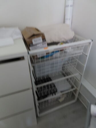 Div. møbler og vogne med indhold