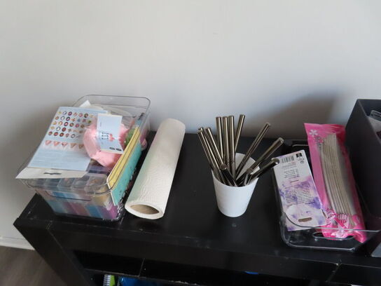 Behandlerbord, stol og reol med indhold