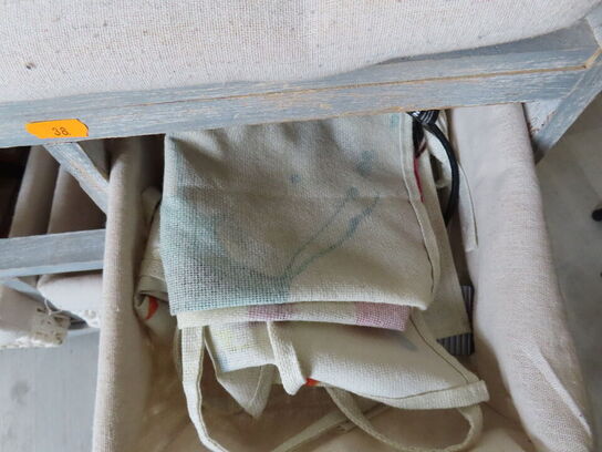 Div. møbler og vogne med indhold