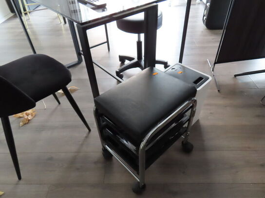 Behandlerbord, stol, skammel og vogne med indhold