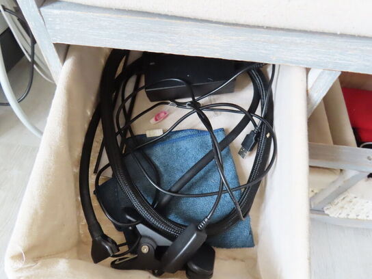 Div. møbler og vogne med indhold