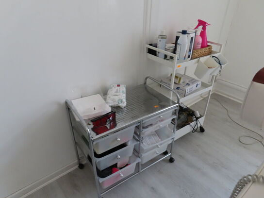 Div. møbler og vogne med indhold