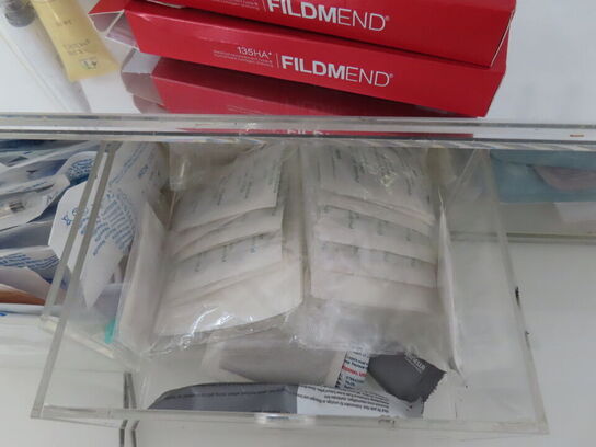 Div. møbler og vogne med indhold