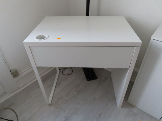 Div. møbler og vogne med indhold