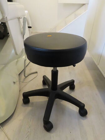 El-behandlerbriks med skammel og lampe