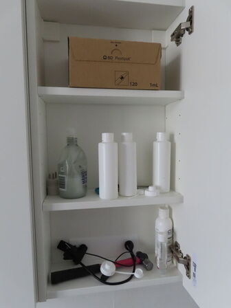 Div. møbler og vogne med indhold