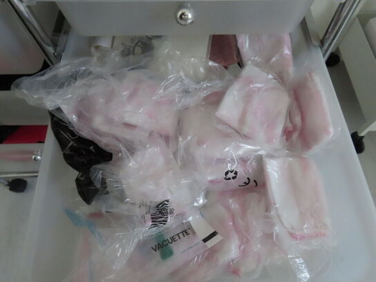 Div. møbler og vogne med indhold