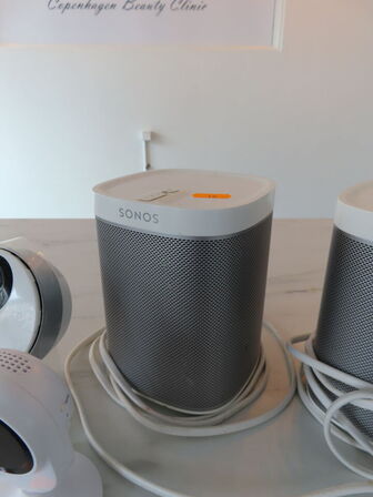 2 stk. højtalere, SONOS og 2 stk. overvågningskamera