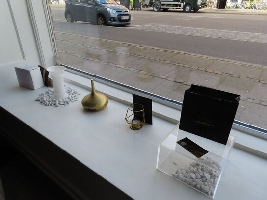 Div. udstillings genstande og glashylder