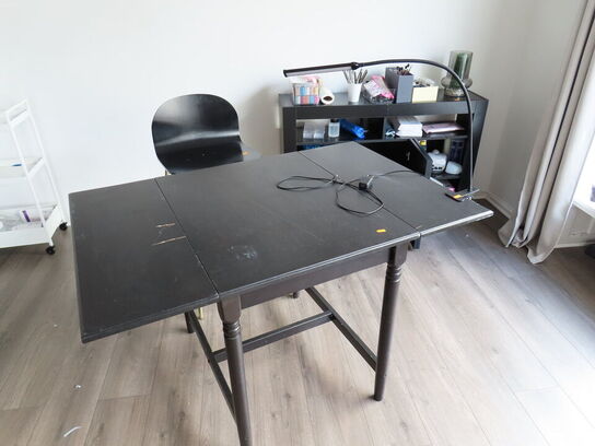 Behandlerbord, stol og reol med indhold