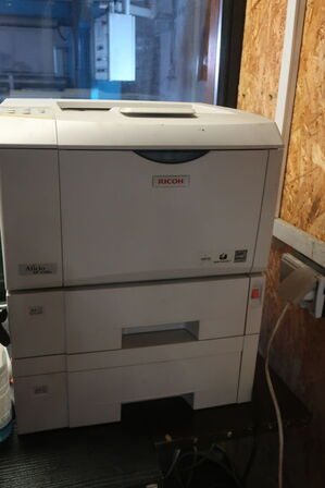 "Tøm rummet" - RICOH printer, skrivebord m.v. (se billeder)