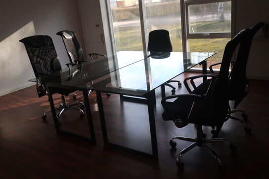 2 stk. glasborde m. 5 stole (bemærk skade på bord)