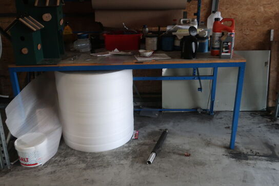 Arbejdsbord inkl. div. indhold