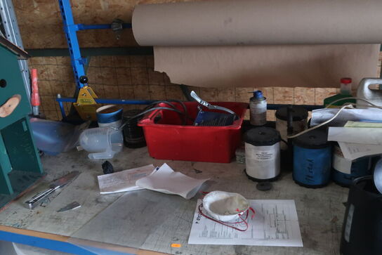 Arbejdsbord inkl. div. indhold