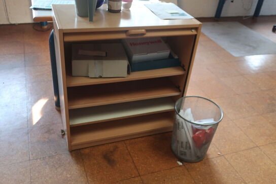 Skrivebord m. kontorstol og indhold