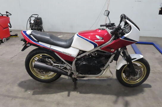 Motorcykel:  Honda Vf 750