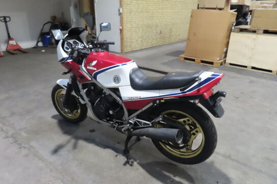 Motorcykel:  Honda Vf 750