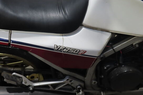 Motorcykel:  Honda Vf 750