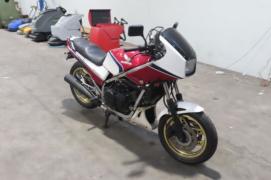 Motorcykel:  Honda Vf 750
