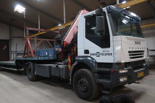 Lastbil IVECO Trakker Ad190t31 med anhænger, kran FASSI F235AXP26