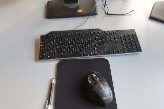 2 stk. computerskærme DELL, tastatur og mus samt computer DELL