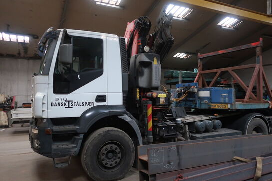 Lastbil IVECO Trakker Ad190t31 med anhænger, kran FASSI F235AXP26