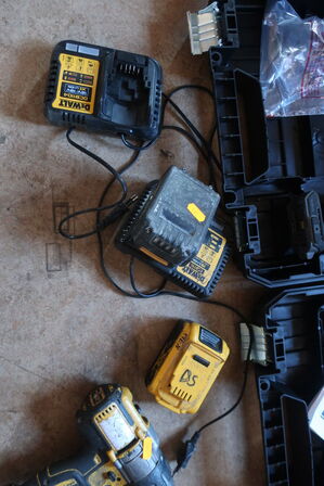 3 stk. akku bore/skruemaskiner DEWALT med 2 stk. batterier og 2 stk. ladere