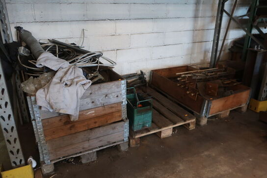 3 stk. paller med kabler, jern m.m.