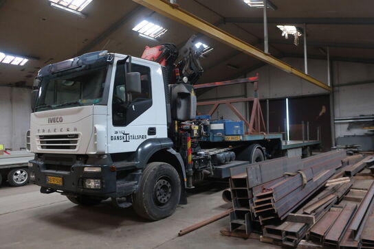 Lastbil IVECO Trakker Ad190t31 med anhænger, kran FASSI F235AXP26