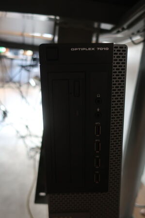 2 stk. computerskærme DELL, tastatur og mus samt computer DELL