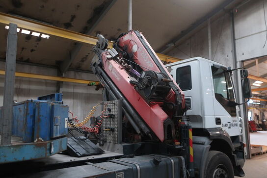 Lastbil IVECO Trakker Ad190t31 med anhænger, kran FASSI F235AXP26