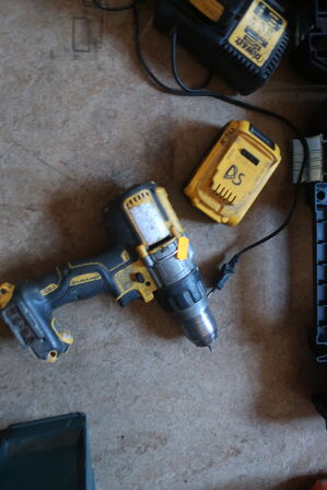 3 stk. akku bore/skruemaskiner DEWALT med 2 stk. batterier og 2 stk. ladere