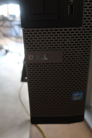 2 stk. computerskærme DELL, tastatur og mus samt computer DELL