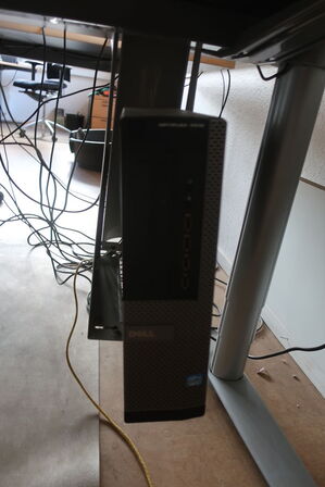 2 stk. computerskærme DELL, tastatur og mus samt computer DELL