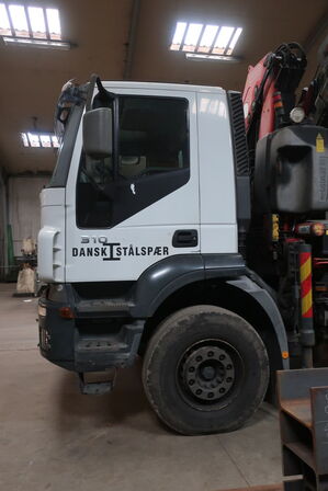 Lastbil IVECO Trakker Ad190t31 med anhænger, kran FASSI F235AXP26
