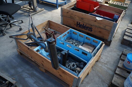 Palle med diverse bolte, dovendrenge, m.v.